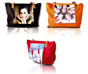 Las medidas del bolso son de 50 x 35 cm y está disponible en los colores naranja, azul marino, rojo y negro.